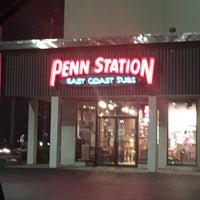 Foto tirada no(a) Penn Station East Coast Subs por Elizabeth M. em 12/21/2018