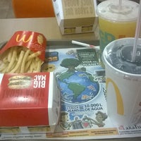 Photo taken at McDonald&amp;#39;s by Ana Cláudia G. on 12/19/2016
