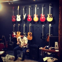Foto scattata a Headbanger rare guitars da Martin M. il 1/23/2014