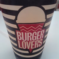 Photo taken at Burger Lovers by André C. on 8/4/2013