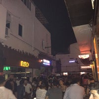 Foto tirada no(a) People Bar por Burak Y. em 8/3/2015