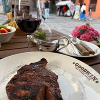 Das Foto wurde bei GOODWIN Steak House von  Vadim V. am 6/22/2022 aufgenommen