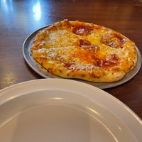 Foto diambil di Pazzo Big Slice Pizza oleh David M. pada 6/2/2023