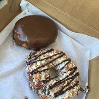 Foto tirada no(a) Glazed and Confuzed Donuts por Dave W. em 1/8/2015
