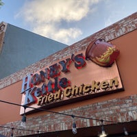 Foto tomada en Honey&amp;#39;s Kettle Fried Chicken  por Christopher S. el 5/28/2021