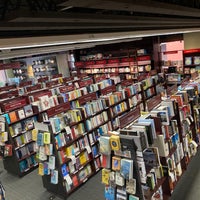 Foto diambil di Vroman&amp;#39;s Bookstore oleh Christopher S. pada 8/30/2021