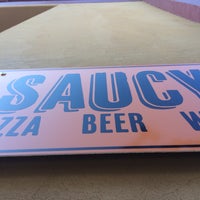 Foto scattata a Saucy Pizzeria da Christopher S. il 9/11/2016