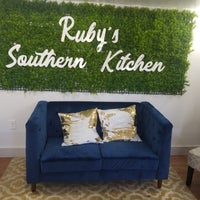 Foto tomada en Ruby&amp;#39;s Southern Comfort Kitchen  por Rosie H. el 11/10/2018