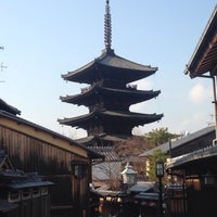Photo taken at Houkanji Temple and Yasaka Pagoda by Jordi C. on 12/24/2014