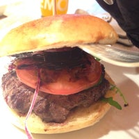 Foto scattata a Feuersteins Premium Burger da Carsten W. il 5/15/2014