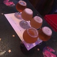 Foto tomada en Somerville Brewing (aka Slumbrew) Brewery + Taproom  por Cassie B. el 11/5/2019