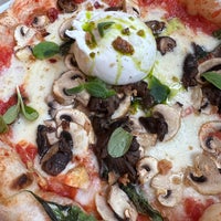 Das Foto wurde bei La Vita e Bella &amp;amp; La Pizza è Bella Gourmet von Jorma T. am 5/23/2023 aufgenommen