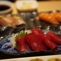 Foto diambil di Sushi Enya oleh iSam . pada 5/4/2018