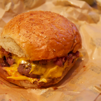 9/5/2013 tarihinde Fat F.ziyaretçi tarafından Mamie Burger Grands Boulevards'de çekilen fotoğraf