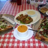 Das Foto wurde bei Russo&amp;#39;s New York Pizzeria von Nroop B. am 11/1/2012 aufgenommen