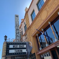 Foto tirada no(a) West Coast Tavern por Scott B. em 3/31/2019