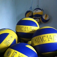 Photo taken at ชมรมวอลเลย์บอลแห่งมหาวิทยาลัยเกษตรศาสตร์(KU Volleyball Club) by Jirawat P. on 8/28/2013