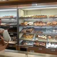 Foto tomada en National Bakery and Deli  por Edith P. el 12/8/2012