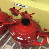 Photo prise au Le Creuset Outlet Store par Eugene Y. le1/2/2017