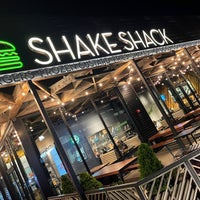 Photo taken at Shake Shack by Ramone T. on 5/31/2021