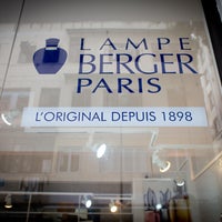 Das Foto wurde bei Lampe Berger Paris von Lampe Berger Paris am 8/7/2013 aufgenommen