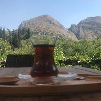 Das Foto wurde bei Loca Plus Cafe &amp;amp; Bistro von Oğuz G. am 8/19/2018 aufgenommen