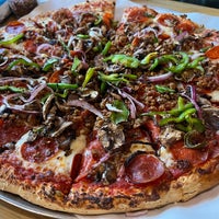 Foto tirada no(a) John&amp;#39;s Pizza Works por eric em 5/17/2023