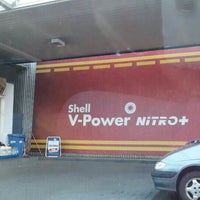 4/22/2016 tarihinde Kačka L.ziyaretçi tarafından Shell'de çekilen fotoğraf