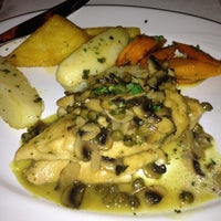 Foto tomada en Ghiottone Restaurant  por Samantha el 8/4/2012