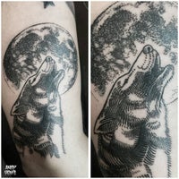 Снимок сделан в HOWL Gallery/Tattoo пользователем Andy H. 8/11/2015