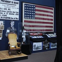 รูปภาพถ่ายที่ Abraham Lincoln Library &amp; Museum โดย Abraham Lincoln Library &amp; Museum เมื่อ 3/20/2014