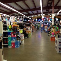 รูปภาพถ่ายที่ Warehouse Liquor Mart โดย Megan D. เมื่อ 9/14/2013