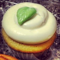 รูปภาพถ่ายที่ Cupcakes The Shop โดย Lina J. เมื่อ 1/19/2013
