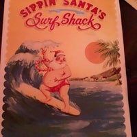 รูปภาพถ่ายที่ Sippin&amp;#39; Santa&amp;#39;s Surf Shack โดย Jason B. เมื่อ 12/17/2015