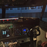 รูปภาพถ่ายที่ Flight Experience โดย Andrew L. เมื่อ 2/22/2015