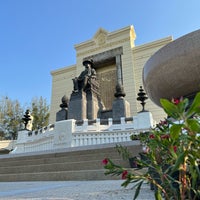 Photo taken at King Buddha Yodfa Chulaloke Monument (King Rama I) by Robert S. on 4/13/2022