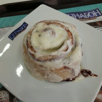 Photo taken at Cinnabon by Maxim Z. on 8/20/2016