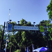 Foto tirada no(a) Augustiner Schützengarten por Markus M. em 7/15/2015
