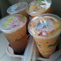 Photo taken at Smoothie Queen &amp;amp; Tea by Fe I. on 9/16/2012