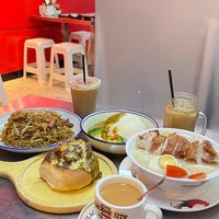 Photo taken at Hong Kong Street Food 好上好冰室 by Lilian K. on 7/21/2023