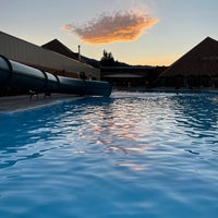 Foto diambil di Fairmont Hot Springs Resort oleh Ruslan A. pada 9/14/2021