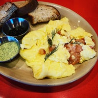 Photo taken at Snooze, an A.M. Eatery by Alvin V. on 8/24/2021