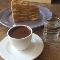 Das Foto wurde bei Loccake Cafe &amp;amp; Cakes Rus Pastaları von Betül Ö. am 3/9/2019 aufgenommen