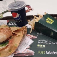 รูปภาพถ่ายที่ Just Falafel โดย Hadi A. เมื่อ 9/25/2013
