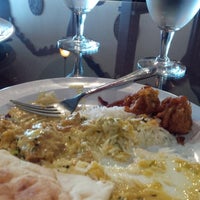 Das Foto wurde bei Sitara Indian Restaurant von John M. am 11/21/2013 aufgenommen