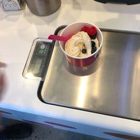 รูปภาพถ่ายที่ Frog Frozen Yogurt Bar โดย James G. เมื่อ 3/14/2019