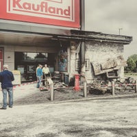 รูปภาพถ่ายที่ Kaufland โดย Sebastian H. เมื่อ 8/20/2015