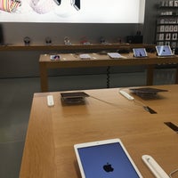 Photo taken at Apple Oakridge by Zafer D. on 4/25/2018