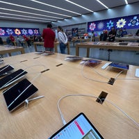 Photo taken at Apple Oakridge by Zafer D. on 12/11/2022