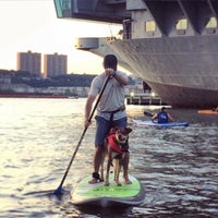 Foto scattata a Manhattan Kayak + SUP da Suzy B. il 5/19/2016